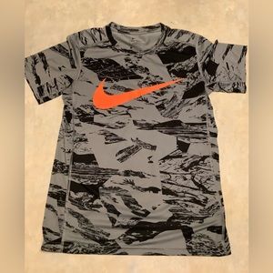 Gray Nike Boys Size Large Dri-Fit shirt